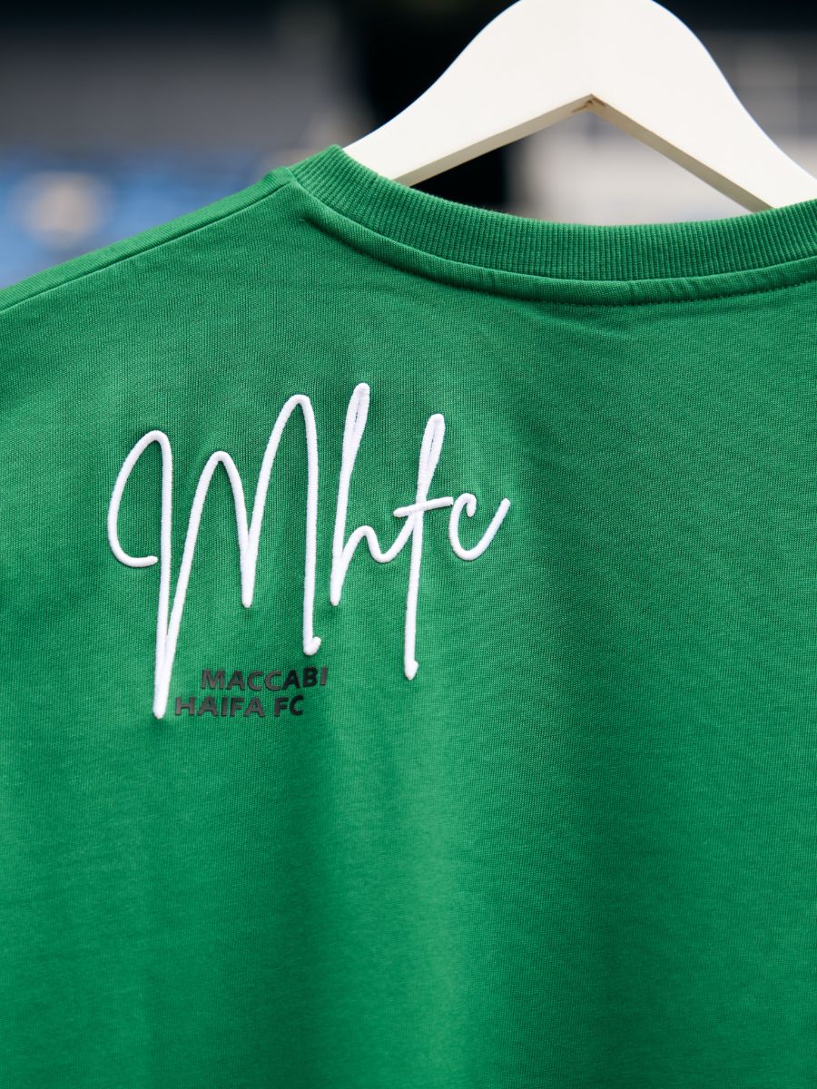 חולצת אופנה ירוקה חתימה בכתף