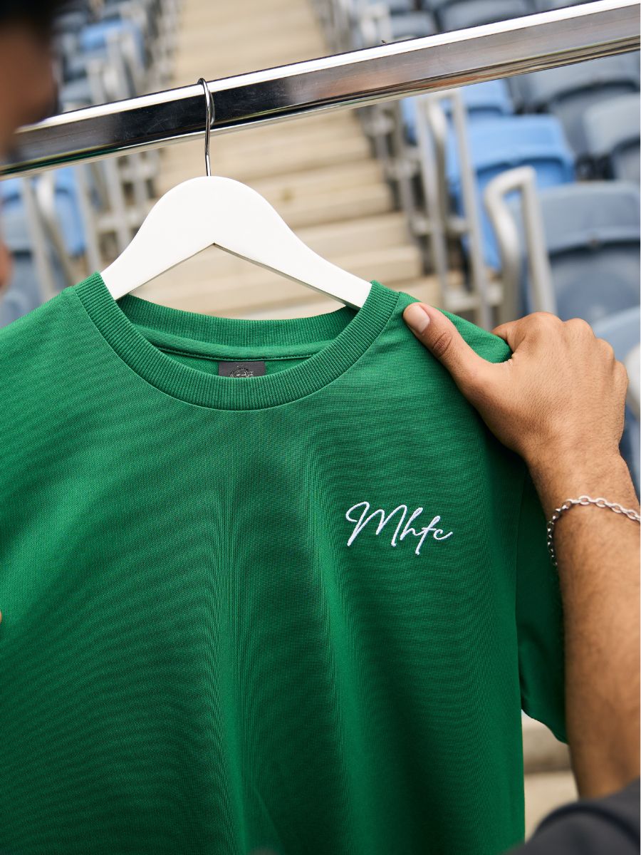 חולצת אופנה ירוקה חתימה בכתף