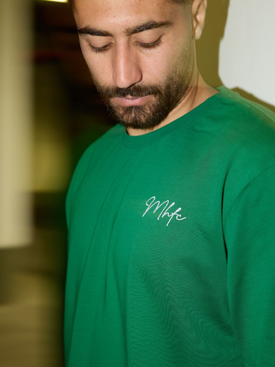 חולצת אופנה ירוקה חתימה בכתף