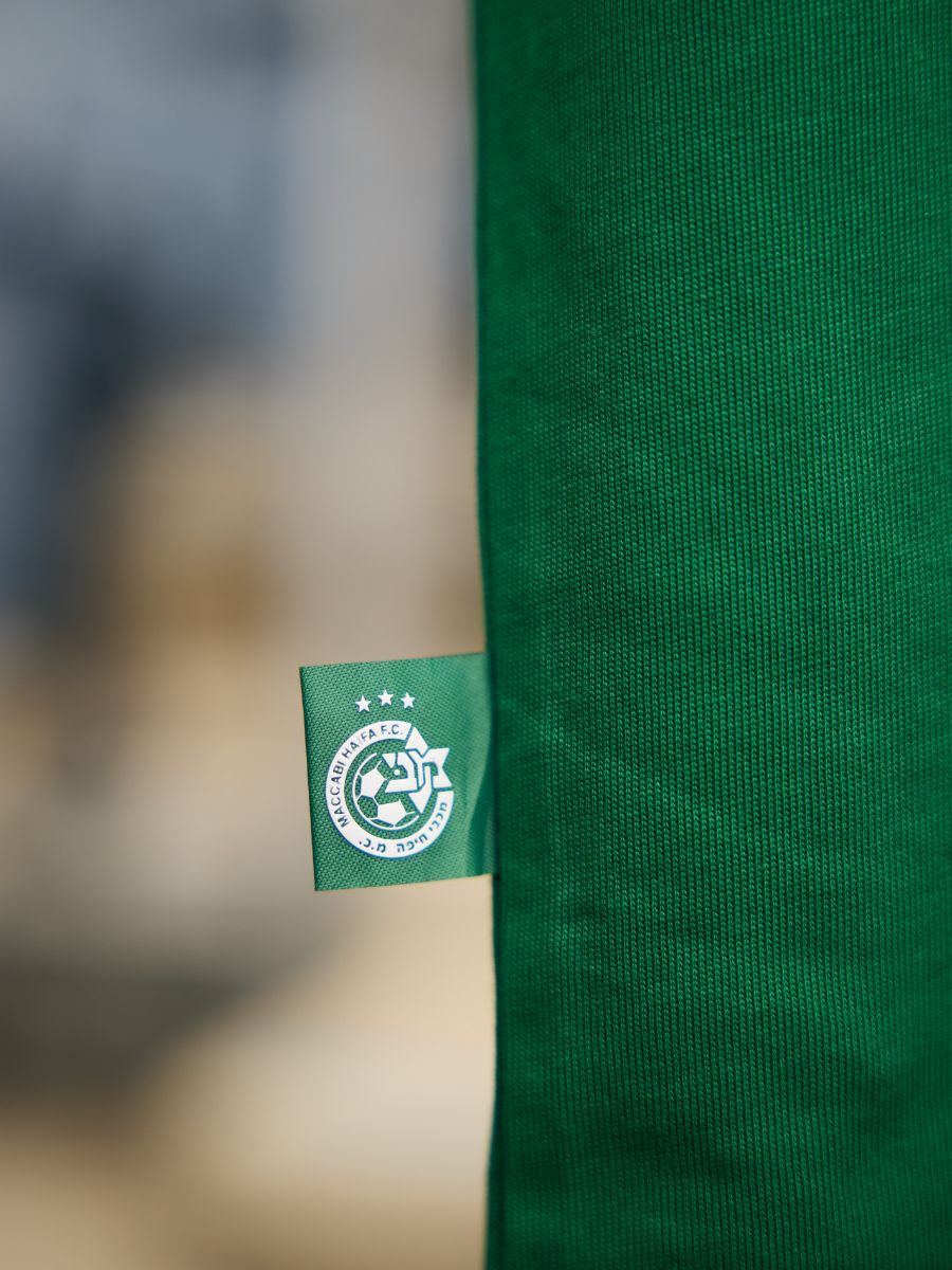 חולצת אופנה ירוקה חתימה בכתף