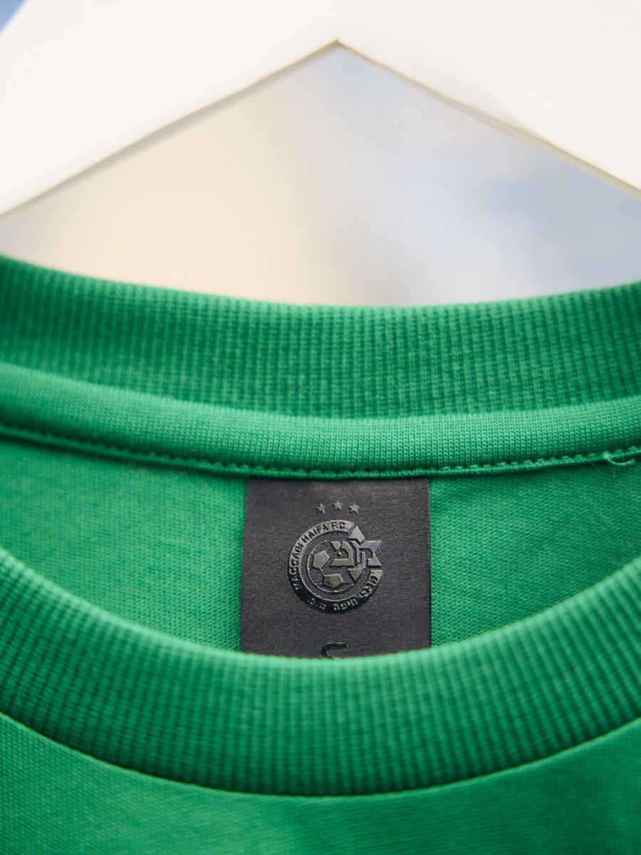 חולצת אופנה ירוקה חתימה בכתף